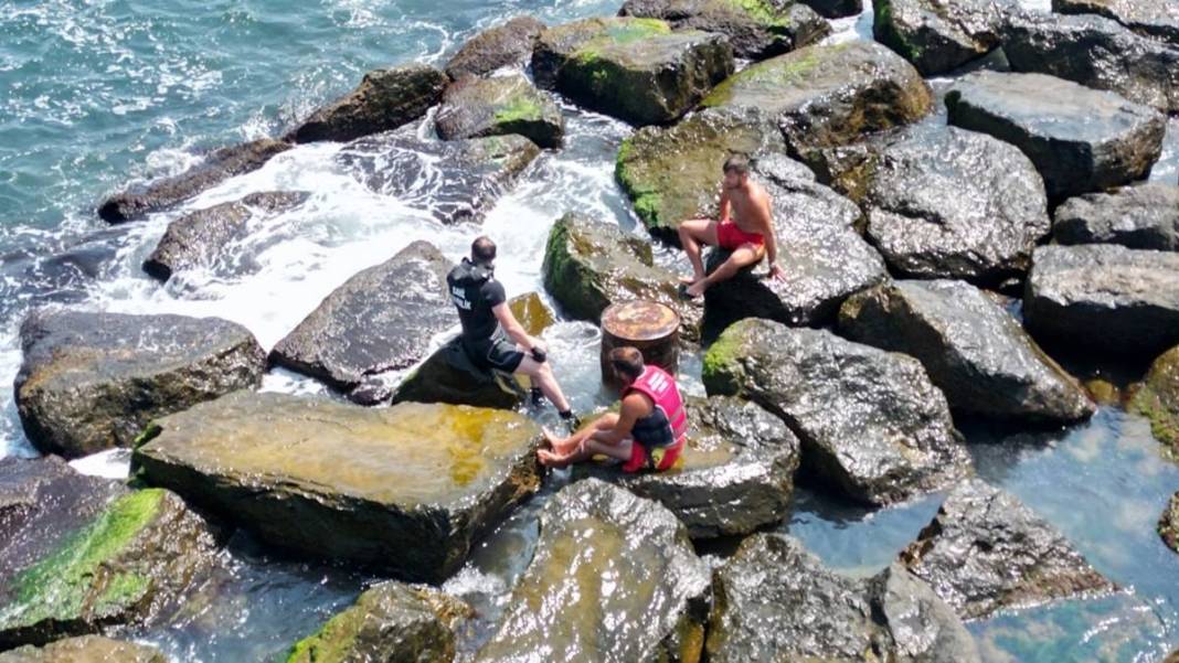 Denizde 'ceset' ihbarı yapıldı: Gelen ekipler şaşkına döndü! Bakın o cisim ne çıktı... 9